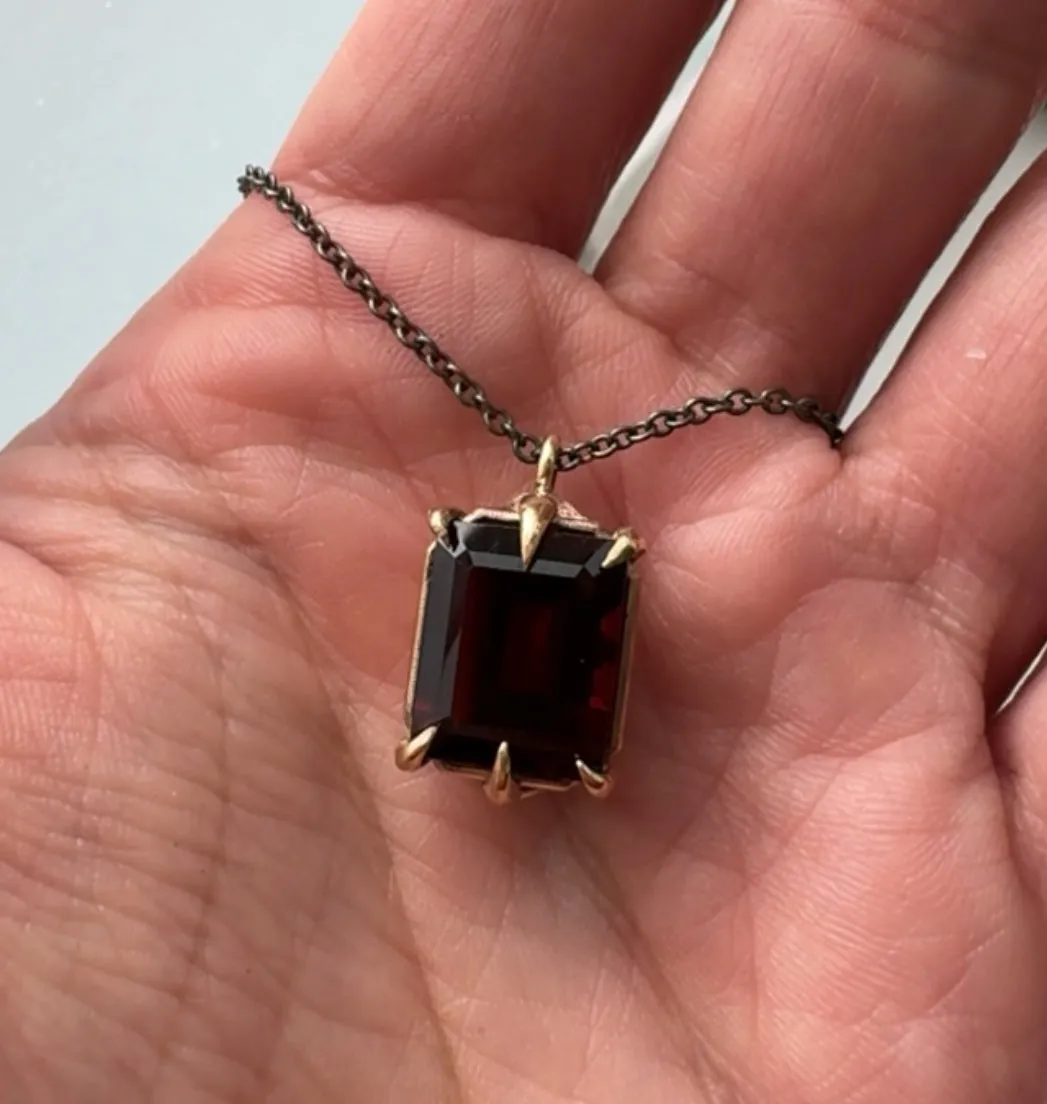 5 karat white gold and Garnet necklace