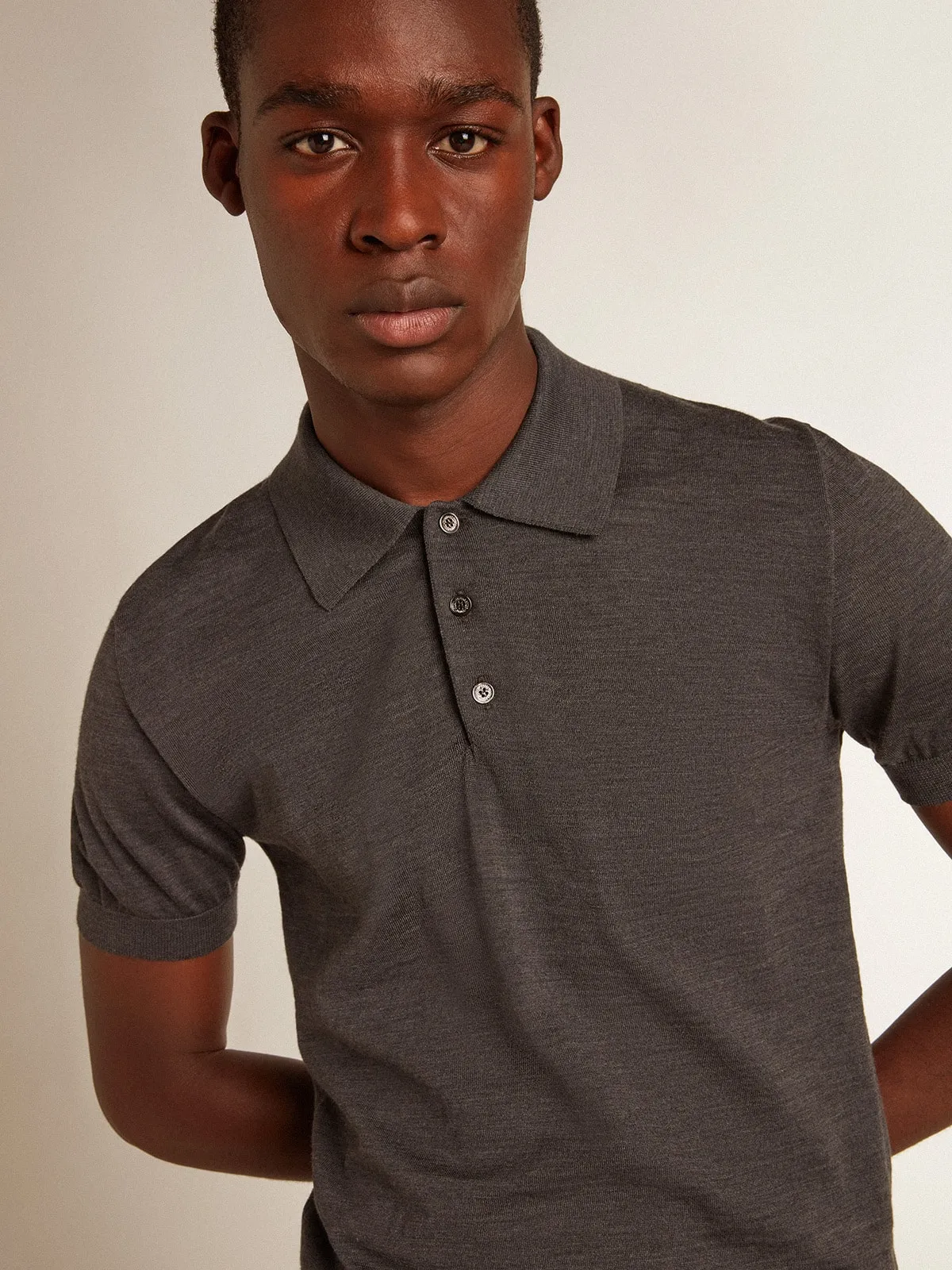 Men’s short-sleeved polo shirt in gray merino wool