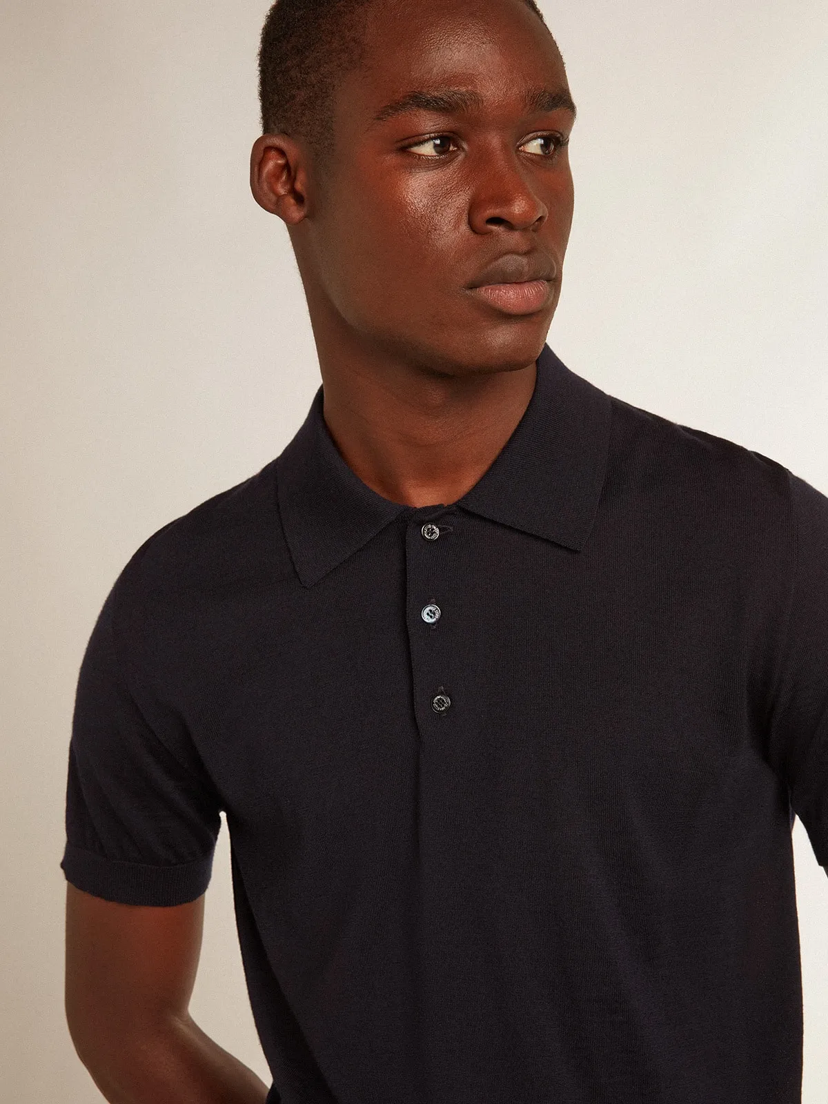 Men’s short-sleeved polo shirt in navy-blue merino wool