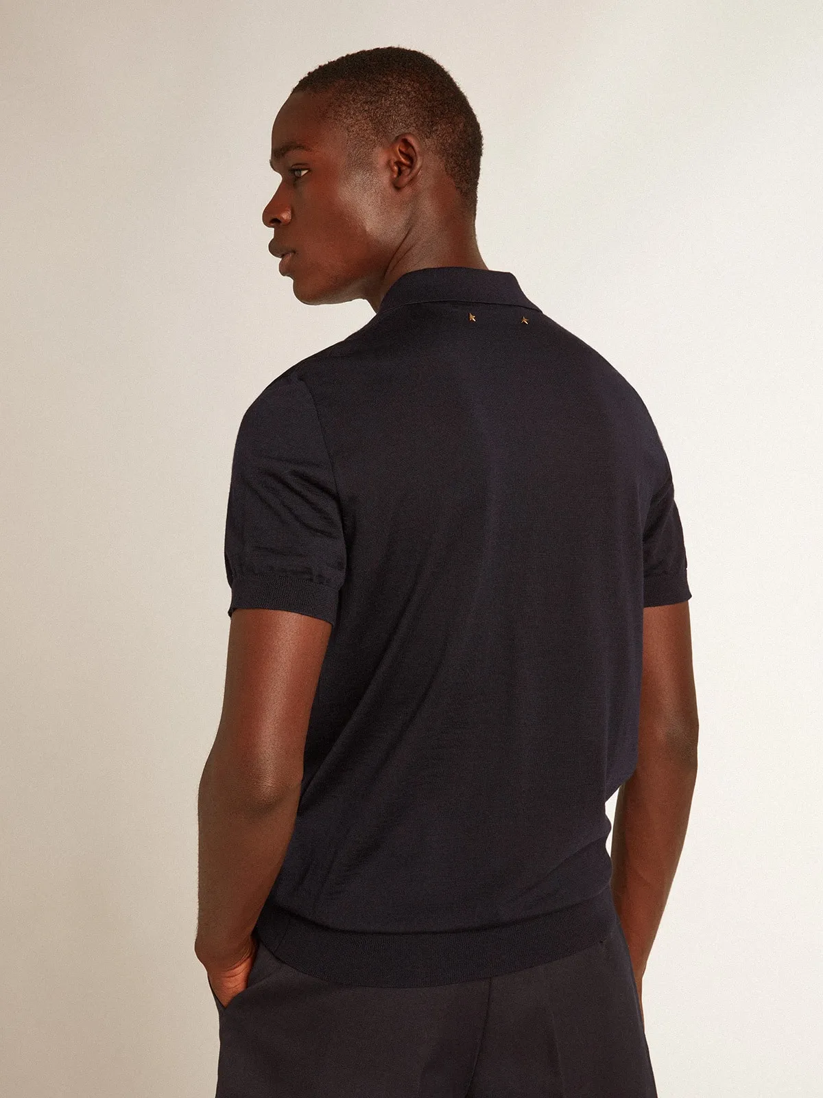 Men’s short-sleeved polo shirt in navy-blue merino wool