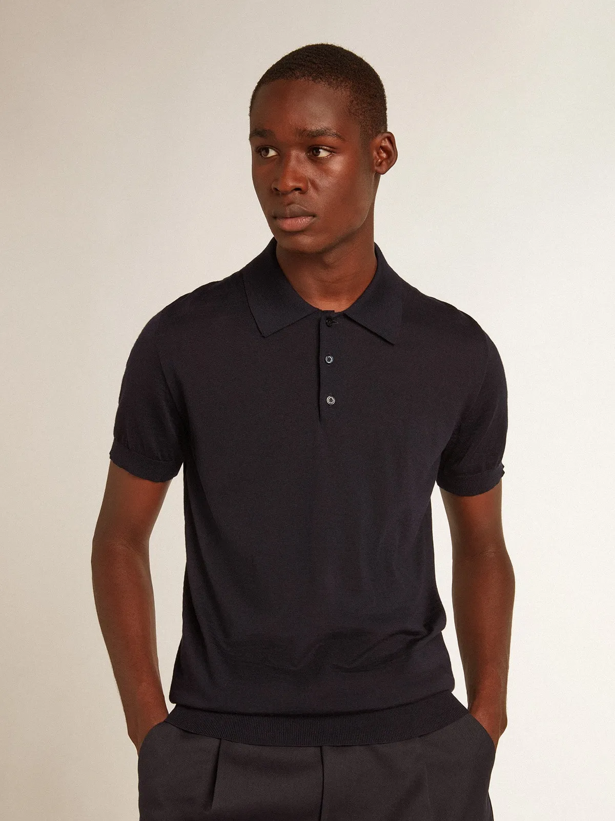 Men’s short-sleeved polo shirt in navy-blue merino wool